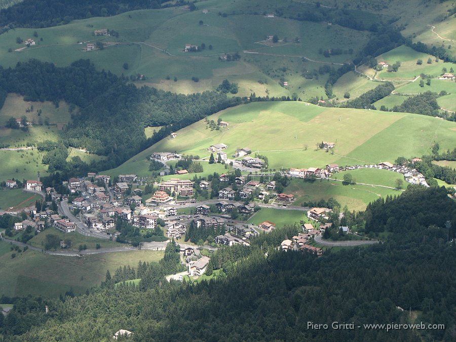 alben16ag08 109.jpg - Zoom su Zambla Alta e le cascine del Monte Grem